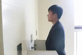 小便时有大量泡沫，难以散发出去，还有味道，是什么原因？图片