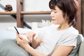 怎么用微信发朋友圈？只需学习这3步就可以，中老年人都学学视频封面