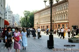 1985年苏联解体前的城市生活，莫斯科老阿尔巴特街依然人来人往图片