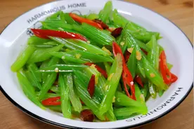 多吃芹菜好处多，一道炝拌芹菜，颜色翠绿不变色，口感爽脆味道香图片