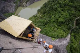 湖南开在悬崖上的小卖部，价格十分良心，游客：人情味十足图片