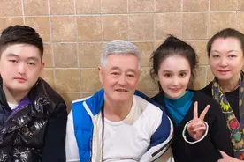 赵本山直播晒大锅饭，用餐礼仪却遭怼：不卫生，全家人吃你口水图片