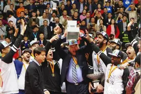 中国篮坛第1对父子总冠军教练！儿子夺NBL冠军，老爸夺CBA冠军图片