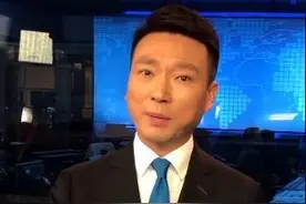 穿短裤，讲段子，劈叉播新闻，他们的“不正经”，你想不到图片