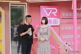 能听、会说！全国首位仿真AI主播亮相福州闹市，带你“云”购物图片