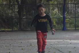见证一组成长的小孩，独立，天真与成熟的一面图片