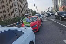 @郑州车主：停在高架上的车辆，抓紧挪吧图片