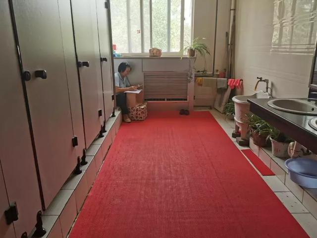 梦见自己上厕所（保洁阿姨工作间隙在厕所学习多次梦见自己考上大学哭醒）