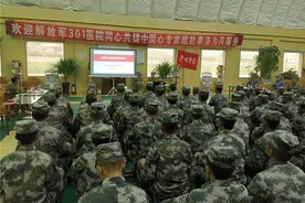青海省果洛军分区协调解放军总医院专家组为官兵开展义诊图片