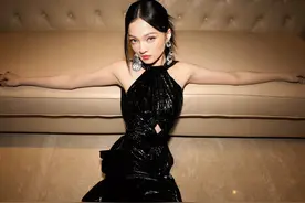 张韶涵一袭黑色高开叉裙 冷艳撩人 好身材尽显图片