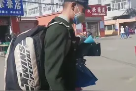 山东一男子入伍两年没回家，回来给姥姥惊喜，姥姥看见后激动大哭图片