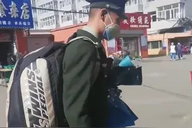 山东一男子入伍两年没回家，回来给姥姥惊喜，姥姥看见后激动大哭图片