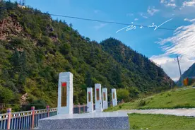 西藏昌都的神奇道场，位于317国道旁，据说在此打坐能感应全世界图片