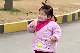 萌娃戴口罩吃饼干火了，疑惑样子笑翻众人，萌娃：总感觉哪里不对图片