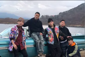 周杰伦谢霆锋东京合体，两大天王40岁不见老，富士山下扮酷合影图片