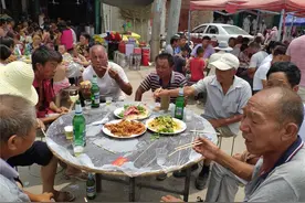 太尴尬：女儿升学宴，有的亲戚不愿意来？网友：要是我也不会去的图片