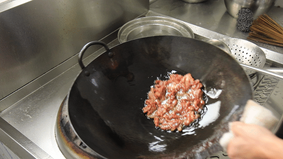 葱爆牛肉，方法不对肉都咬不动，厨师长教你一招，葱也香、肉也嫩