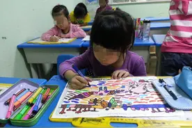 幼儿园要求画妈妈睡觉的样子，这孩子的作品，被网友封为“梵高”图片