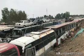 邢台桥东区：厂内废旧汽车堆积如山   厂外废旧汽车挤占道路图片