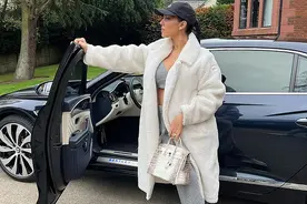 27岁C罗女友晒养胎日常：拎100万的包开200万的车 穿露脐装带货图片