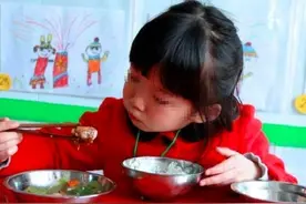 3岁女儿因吃饭太慢，被老师罚去厕所吃饭，亲妈一招回怼很解气图片
