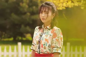 包文婧气质高任性，衬衫配半身裙真时髦，这裙子普通人穿就是灾难图片