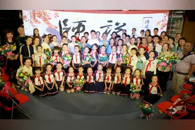 师承孔圣千秋业，说唱先生万古风。“师说教师节特别分享会”在都江堰新汇购书中心成功举办。图片