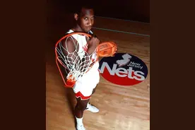 可怕！他是NBA首位扣碎的篮板球员，单赛季场均犯规4.8次图片