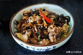 别再下饭店了，正宗的小鸡炖榛蘑在家做，80元一只鸡能吃好几顿图片