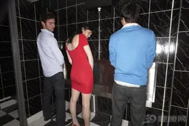 洗澡时，女性若喜欢站着排尿，可能会招来3个影响，劝你今晚就改图片