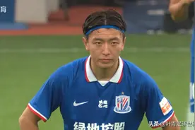 主帅看傻了：国足主力前锋5米空门打飞！2分钟后受伤下场图片