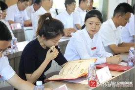 女儿无数次幻想父亲能亲自领这个奖，临沂市第二届最美第一书记颁奖图片