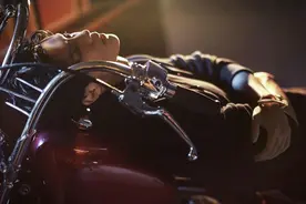 爱玩机车的男明星，尹正勾搭王一博，任贤齐年过半百不服老图片