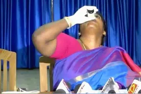 记者会上出现悲惨一幕，印度女官员崩溃大哭，当众喝下毒药自杀图片