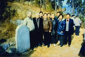 湖北英山特大发现，臭水沟边发现神秘石碑，韩国专家：不可能图片