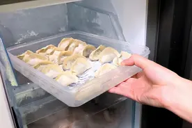 包好的饺子，直接放冰箱就错了，这样保存，煮的时候不破皮不粘锅图片