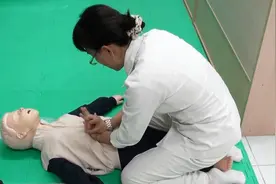 护士示范发生意外后如何给宝宝做心肺复苏急救，专业细致值得学习