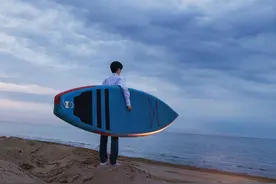 王源新EP幕后花絮图释出，白衣少年无惧风浪迎光奔跑图片