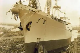 老照片：1960年的重大成就 建设红旗渠开发新疆戈壁场面人山人海图片