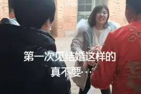 新郎上门接亲，遇堵门包1分钱红包，新娘姐姐大怒：你瞧不起谁图片