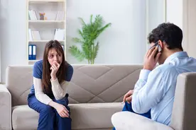 出差半年回来，发现床头柜里的避孕套没了，男人果断选择离婚图片