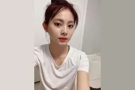 周子瑜丸子头送福利·抖音露小蛮腰独舞图片