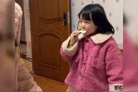 “吃货妹妹”因跟姐姐争抢奶酪走红网络，网友：快给妹妹买一个图片