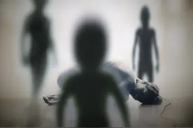 怕鬼的孩子怎么治？老母亲以毒攻毒，带娃听“鬼故事”轻松破防图片