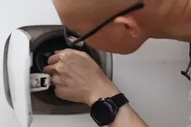 油箱盖有放气的声音，注意了！加油站就喜欢套路你这样的图片