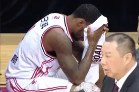 首钢输球输人！悍将伸脚伤人，小外援受伤场边痛哭，闫军不吹违体图片