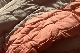 因为婆婆送来的被子，年轻妻子差点被丈夫打死。图片