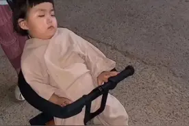健身17年，如今一张背影照撩粉无数，这身材太犯规了.....图片