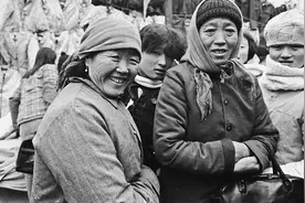 八十年代的地摊，卖录影带、卖眼镜、卖布、卖地瓜······图片