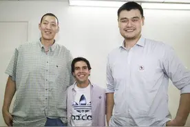 为什么说再壮也别和NBA球星合影？因为施瓦辛格都显得小鸟依人图片